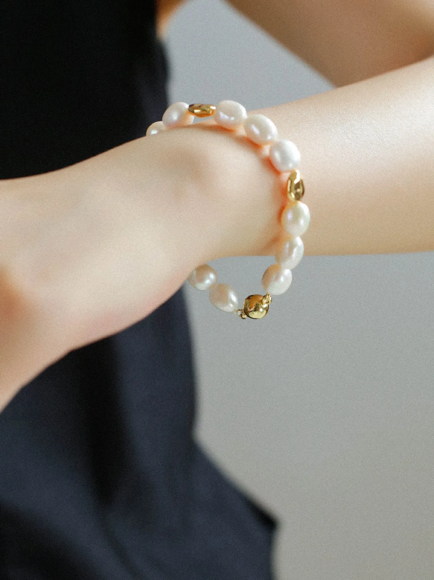 Irregular Metal and Pearl Magnetic Clasp Beaded Bracelet